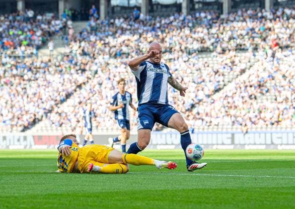 Soccer, Men, Season 2025 2026, 2 Bundesliga 6 Matchday , Hertha BSC SC Paderborn, v l Laurin Curda Paderborn , Toni Leistner Hertha BSC , 20 09 2025, Copyright: xSebastianxRäppold MatthiasxKochx