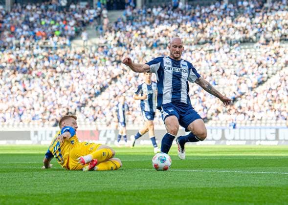 Soccer, Men, Season 2025 2026, 2 Bundesliga 6 Matchday , Hertha BSC SC Paderborn, v l Laurin Curda Paderborn , Toni Leistner Hertha BSC , 20 09 2025, Copyright: xSebastianxRäppold MatthiasxKochx