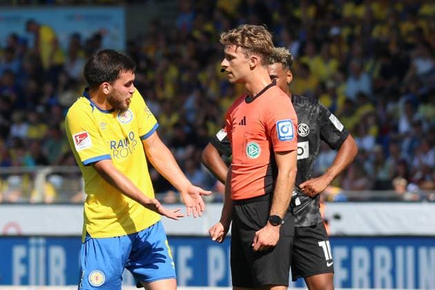 20 09 2025, xpfrx, Soccer 2 Bundesliga, Eintracht Braunschweig SV Elversberg v l Mehmet Aydin Eintracht Braunschweig Referee Referee Jarno Wienefeld Hamburg DFL DFB REGULATIONS PROHIBIT ANY USE OF PHOTOGRAPHS as IMAGE SEQUENCES and or QUASI VIDEO Braunschweig