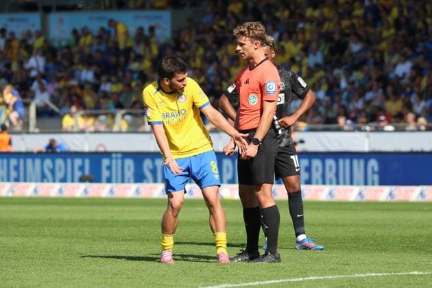 20 09 2025, xpfrx, Soccer 2 Bundesliga, Eintracht Braunschweig SV Elversberg v l Mehmet Aydin Eintracht Braunschweig Referee Referee Jarno Wienefeld Hamburg DFL DFB REGULATIONS PROHIBIT ANY USE OF PHOTOGRAPHS as IMAGE SEQUENCES and or QUASI VIDEO Braunschweig