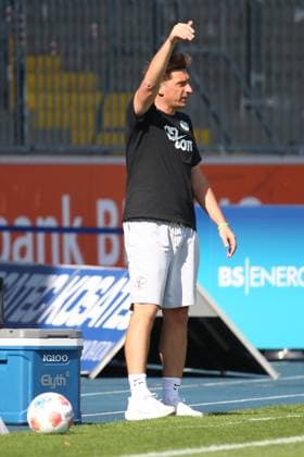 20 09 2025, xpfrx, Soccer 2 Bundesliga, Eintracht Braunschweig SV Elversberg v l Coach Vincent Wagner SV Elversberg gives instructions, gesticulates, gesticulate with arms gives instructions, gesticulate DFL DFB REGULATIONS PROHIBIT ANY USE OF PHOTOGRAPHS as IMAGE SEQUENCES and or QUASI VIDEO Braunschweig