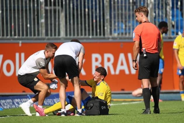 20 09 2025, xpfrx, Soccer 2 Bundesliga, Eintracht Braunschweig SV Elversberg v l Erencan Yardimici Eintracht Braunschweig injured, injury, pain, pain Referee Referee Jarno Wienefeld Hamburg DFL DFB REGULATIONS PROHIBIT ANY USE OF PHOTOGRAPHS as IMAGE SEQUENCES and or QUASI VIDEO Braunschweig