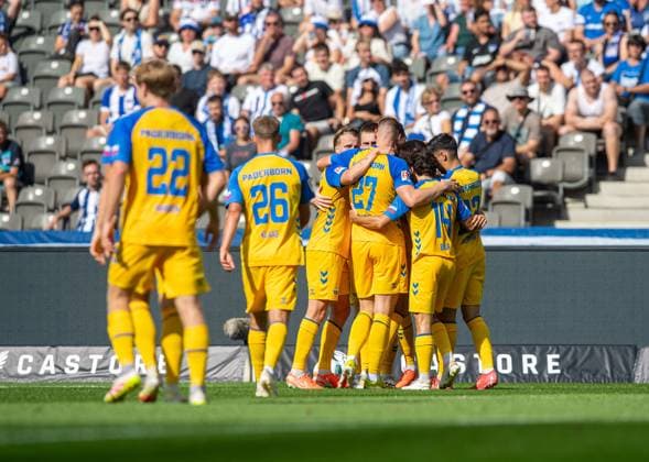 Soccer, Men, Season 2025 2026, 2 Bundesliga 6 Matchday , Hertha BSC SC Paderborn, f l Mattes Hansen Paderborn , Sebastian Klaas Paderborn , Felix Götze Paderborn , Filip Bilbija Paderborn , Steffen Tigges Paderborn , Mika Baur Paderborn , Raphael Obermair Paderborn , Celebration after goal to 0 1, 20 09 2025, Copyright: xSebastianxRäppold MatthiasxKochx
