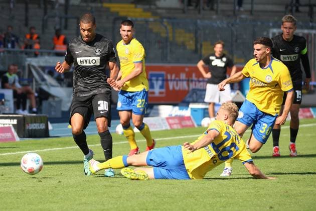 20 09 2025, xpfrx, Soccer 2 Bundesliga, Eintracht Braunschweig SV Elversberg v l Jan Gyamerah SV Elversberg Louis Breunig Eintracht Braunschweig Zweikampf, Aktion, action, battle for the ball DFL DFB REGULATIONS PROHIBIT ANY USE OF PHOTOGRAPHS as IMAGE SEQUENCES and or QUASI VIDEO Braunschweig