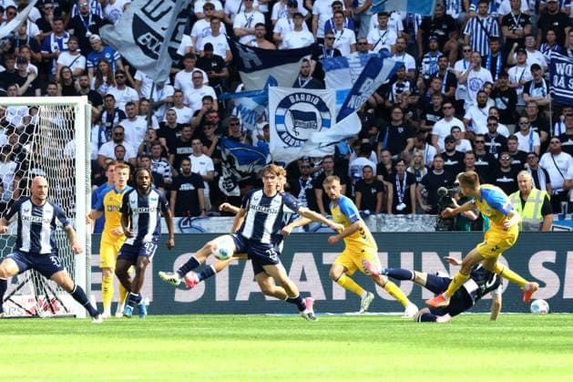 DEU, DFL, 2 FBL, Hertha BSC vs Paderborn, 20 09 2025, Berliner Olympiastadion, Berlin, DEU, DFL, 2 FBL, Hertha BSC vs Paderborn, im Bild 0 1 durch Filip Bilbija SC Paderborn 7 , Kennet Eichhorn Hertha BSC Berlin 23 DFL regulations prohibit any use of Photographs as image sequences and or quasi video nordphotoxGmbHx xEngler nph00076