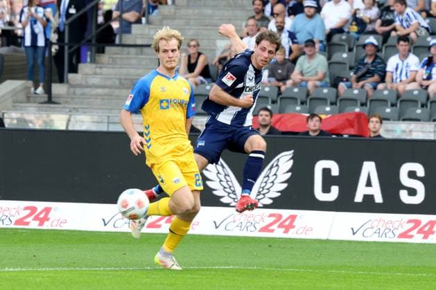 DEU, DFL, 2 FBL, Hertha BSC vs Paderborn, 20 09 2025, Berliner Olympiastadion, Berlin, DEU, DFL, 2 FBL, Hertha BSC vs Paderborn, im Bild Leon Jensen Hertha BSC Berlin 5 , Mattes Hansen SC Paderborn 22 DFL regulations prohibit any use of Photographs as image sequences and or quasi video nordphotoxGmbHx xEngler nph00076