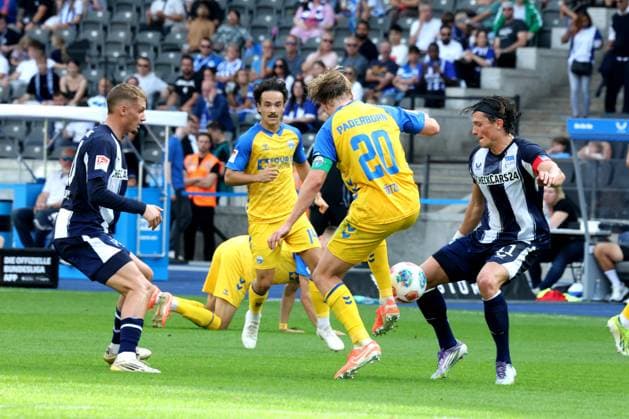 DEU, DFL, 2 FBL, Hertha BSC vs Paderborn, 20 09 2025, Berliner Olympiastadion, Berlin, DEU, DFL, 2 FBL, Hertha BSC vs Paderborn, pictured Fabian Reese Hertha BSC Berlin 11 , Michael Cuisance Hertha BSC Berlin 10 , Felix Goetze SC Paderborn 20 , Mika Baur SC Paderborn 14 DFL regulations prohibit any use of Photographs as image sequences and or quasi video nordphotoxGmbHx xEngler nph00076