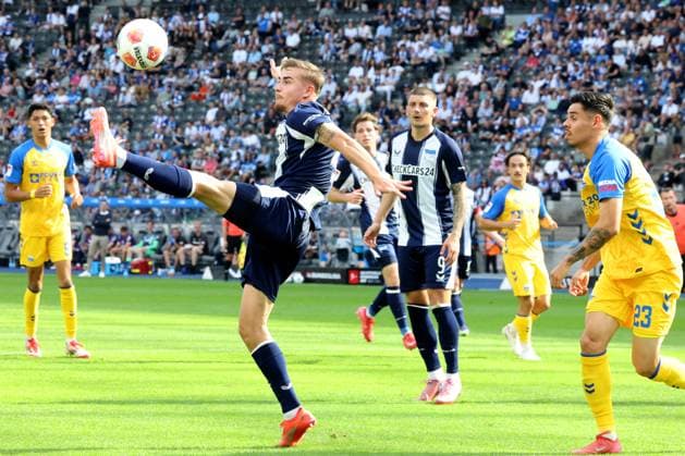 DEU, DFL, 2 FBL, Hertha BSC vs Paderborn, 20 09 2025, Berliner Olympiastadion, Berlin, DEU, DFL, 2 FBL, Hertha BSC vs Paderborn, im Bild Marten Winkler Hertha BSC Berlin 22 , Maximillian Thalhammer SC Paderborn 23 DFL regulations prohibit any use of Photographs as image sequences and or quasi video nordphotoxGmbHx xEngler nph00076