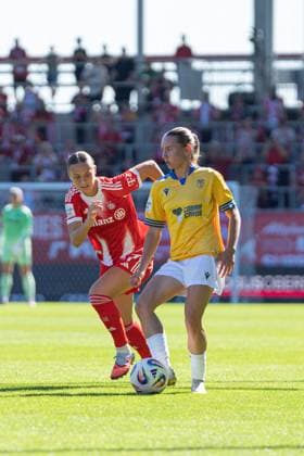Emily Reske 28 Jena and Klara Bühl 17 FC Bayern in action at the Google Pixel Womens Bundesliga match FC Bayern Munich FC Carl Zeiss Jena on 20 09 2025 Munich FC Bayern Campus Bayern Germany