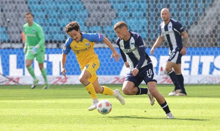 Mika Baur, Michael Cuisance duel match scene Action Sport Football Soccer DFL 2 Bundesliga Men 6 Matchday Season 2025 2026 20 09 2025 Hertha BSC Berlin vs SC Paderborn SCP DFL regulations prohibit any use of photographs as image sequences and or quasi video