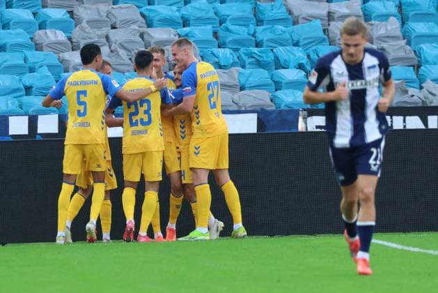 2 Soccer Bundesliga, Hertha BSC SC Paderborn goal celebration, celebration Filip Bilbija SC Paderborn 07 7 celebrates the goal to 0 2 with Santiago Castaneda SC Paderborn 07 5 , Raphael Obermair SC Paderborn 07 23 , Steffen Tigges SC Paderborn 07 27 , during the match in the 2 Soccer Bundesliga, Hertha BSC SC Paderborn in Berlin, Olympiastadion, on 20 09 2025 DFB regulations prohibit any use of photographs as image sequences and or quasi video Copyright: xBEAUTIFULxSPORTS Frankex