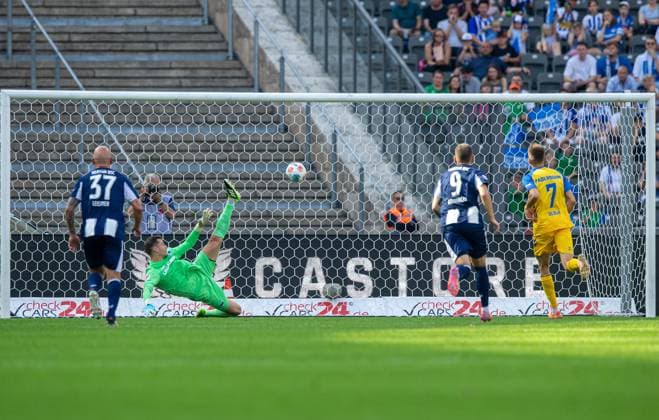 Soccer, Men, Season 2025 2026, 2 Bundesliga 6 Matchday , Hertha BSC SC Paderborn, Filip Bilbija Paderborn scores the goal for 0 2 against goalkeeper Tjark Ernst Hertha BSC , 20 09 2025, Copyright: xSebastianxRäppold MatthiasxKochx