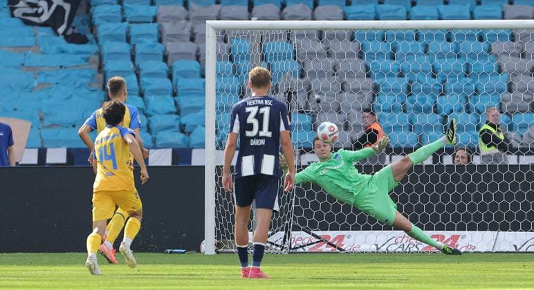 Filip Bilbija shoots penalty kick against goalkeeper Tjark Ernst to 0 2 Sport Football Soccer DFL 2 Bundesliga Men 6 Matchday Season 2025 2026 20 09 2025 Hertha BSC Berlin vs SC Paderborn SCP DFL regulations prohibit any use of photographs as image sequences and or quasi video