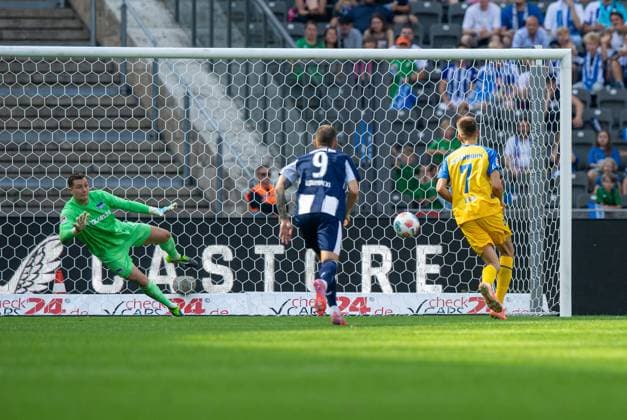Soccer, Men, Season 2025 2026, 2 Bundesliga 6 Matchday , Hertha BSC SC Paderborn, Filip Bilbija Paderborn scores the goal for 0 2 against goalkeeper Tjark Ernst Hertha BSC , 20 09 2025, Copyright: xSebastianxRäppold MatthiasxKochx