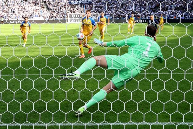 DEU, DFL, 2 FBL, Hertha BSC vs Paderborn, 20 09 2025, Berliner Olympiastadion, Berlin, DEU, DFL, 2 FBL, Hertha BSC vs Paderborn, im Bild 11m zum 0 2 durch Filip Bilbija SC Paderborn 7 , Tjark Ernst Hertha BSC Berlin 1 DFL regulations prohibit any use of Photographs as image sequences and or quasi video nordphotoxGmbHx xEngler nph00076