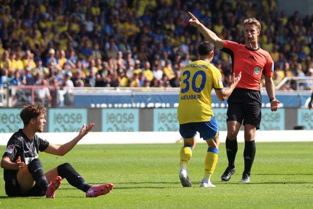 20 09 2025, xpfrx, Soccer 2 Bundesliga, Eintracht Braunschweig SV Elversberg v l Otto Emerson Stange SV Elversberg Robin Heußer Heusser Eintracht Braunschweig Referee Referee Jarno Wienefeld Hamburg DFL DFB REGULATIONS PROHIBIT ANY USE OF PHOTOGRAPHS as IMAGE SEQUENCES and or QUASI VIDEO Braunschweig