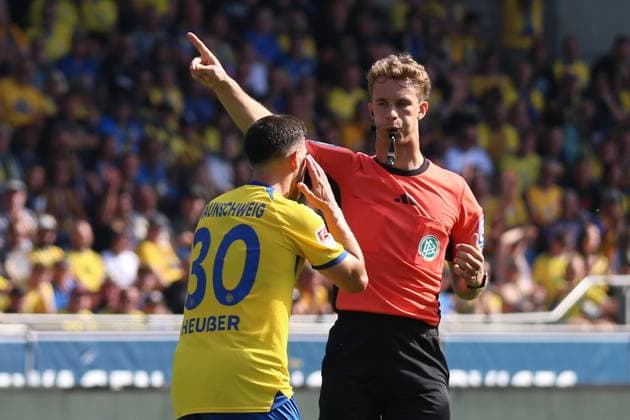 20 09 2025, xpfrx, Soccer 2 Bundesliga, Eintracht Braunschweig SV Elversberg v l Robin Heußer Heusser Eintracht Braunschweig Referee Referee Jarno Wienefeld Hamburg DFL DFB REGULATIONS PROHIBIT ANY USE OF PHOTOGRAPHS as IMAGE SEQUENCES and or QUASI VIDEO Braunschweig