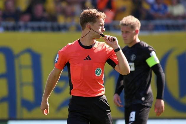 20 09 2025, xpfrx, Soccer 2 Bundesliga, Eintracht Braunschweig SV Elversberg v l Referee Referee Jarno Wienefeld Hamburg DFL DFB REGULATIONS PROHIBIT ANY USE OF PHOTOGRAPHS as IMAGE SEQUENCES and or QUASI VIDEO Braunschweig