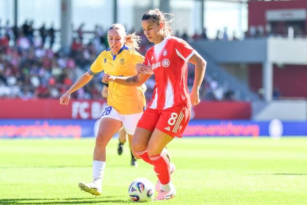 Emily Reske 28 Jena and Lena Oberdorf 8 Bayern in action at the Google Pixel Womens Bundesliga match FC Bayern Munich FC Carl Zeiss Jena on 20 09 2025 Munich FC Bayern Campus Bayern Germany