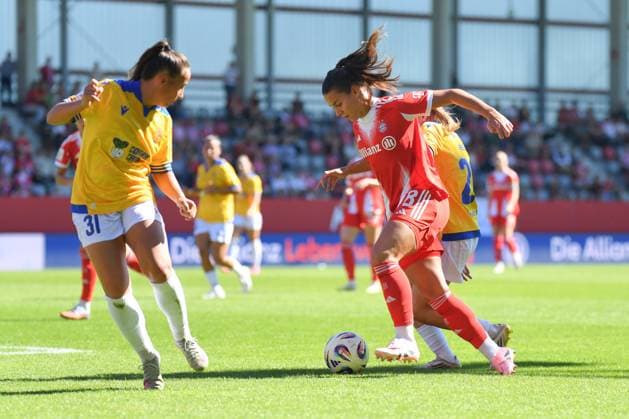 Nelly Juckel 31 Jena , Emily Reske 28 Jena and Lena Oberdorf 8 Bayern in action at the Google Pixel Womens Bundesliga match FC Bayern Munich FC Carl Zeiss Jena on 20 09 2025 Munich FC Bayern Campus Bayern Germany