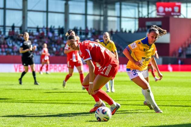 Klara Bühl 17 FC Bayern and Nelly Juckel 31 Jena in action at the Google Pixel Womens Bundesliga match FC Bayern Munich FC Carl Zeiss Jena on 20 09 2025 Munich FC Bayern Campus Bayern Germany