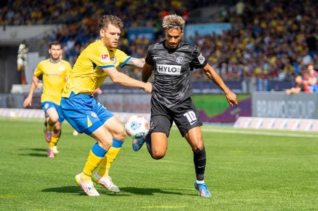 Germany Soccer 2 Bundesliga, Matchday 6 2025 2026, Eintracht Braunschweig SV Elversberg on 20 09 2025 in Braunschweig Eintracht Stadion duel Kevin Ehlers Eintracht Braunschweig 21 and BambasÃ ContÃ SV Elversberg 10 Copyright: xSvenxHeidmannx