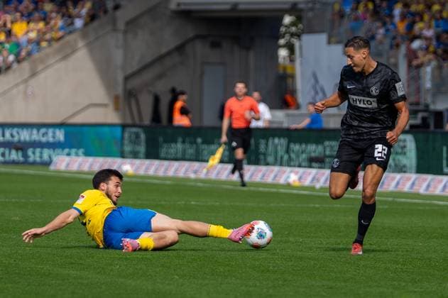 Germany Soccer 2 Bundesliga, Matchday 6 2025 2026, Eintracht Braunschweig SV Elversberg on 20 09 2025 in Braunschweig Eintracht Stadion duel Younes Ebnoutalib SV Elversberg 22 Copyright: xSvenxHeidmannx