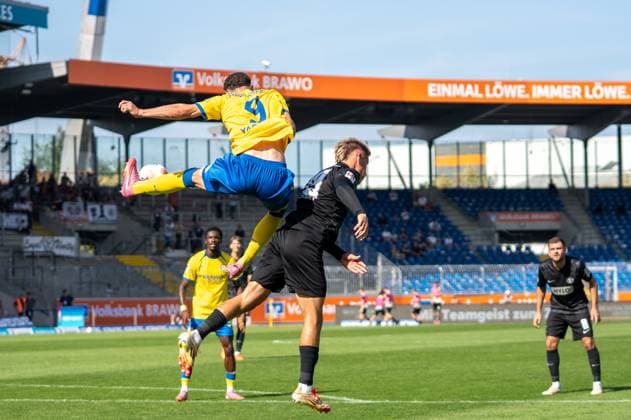 Germany Soccer 2 Bundesliga, Matchday 6 2025 2026, Eintracht Braunschweig SV Elversberg on 20 09 2025 in Braunschweig Eintracht Stadion Air Duel Copyright: xSvenxHeidmannx
