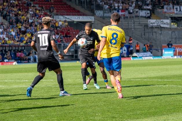 Germany Soccer 2 Bundesliga, Matchday 6 2025 2026, Eintracht Braunschweig SV Elversberg on 20 09 2025 in Braunschweig Eintracht Stadion Goal for 1 2 Jan Gyamerah SV Elversberg 30 Copyright: xSvenxHeidmannx