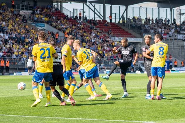 Germany Soccer 2 Bundesliga, Matchday 6 2025 2026, Eintracht Braunschweig SV Elversberg on 20 09 2025 in Braunschweig Eintracht Stadion Goal for 1 2 Jan Gyamerah SV Elversberg 30 Copyright: xSvenxHeidmannx