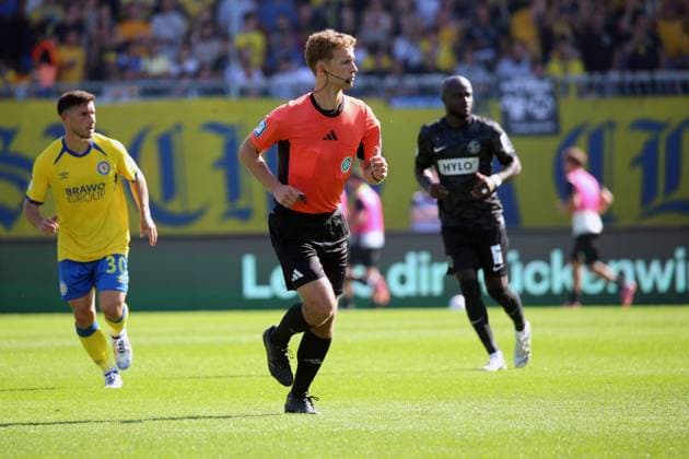 20 09 2025, xpfrx, Soccer 2 Bundesliga, Eintracht Braunschweig SV Elversberg v l Referee Referee Jarno Wienefeld Hamburg DFL DFB REGULATIONS PROHIBIT ANY USE OF PHOTOGRAPHS as IMAGE SEQUENCES and or QUASI VIDEO Braunschweig