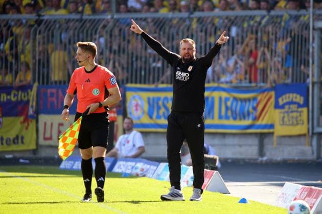 20 09 2025, xpfrx, Soccer 2 Bundesliga, Eintracht Braunschweig SV Elversberg v l Coach Heiner Backhaus Eintracht Braunschweig gives instructions, gesticulates, gesticulate with arms gives instructions, gesticulate DFL DFB REGULATIONS PROHIBIT ANY USE OF PHOTOGRAPHS as IMAGE SEQUENCES and or QUASI VIDEO Braunschweig