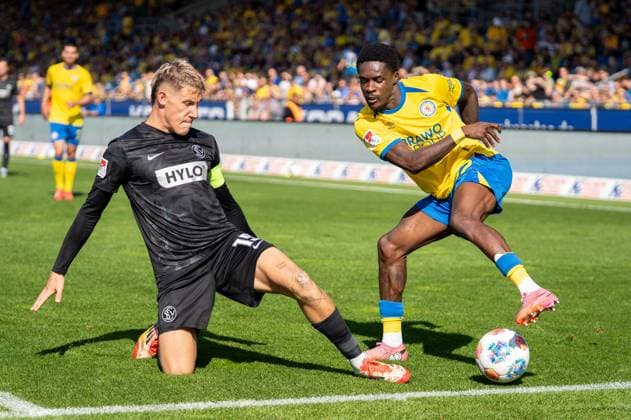 Germany Soccer 2 Bundesliga, Matchday 6 2025 2026, Eintracht Braunschweig SV Elversberg on 20 09 2025 in Braunschweig Eintracht Stadion Christian Joe Conteh Eintracht Braunschweig 32 and Lukas Pinckert SV Elversberg 19 Copyright: xSvenxHeidmannx