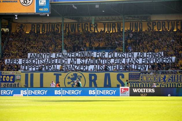 20 09 2025, xpfrx, Soccer 2 Bundesliga, Eintracht Braunschweig SV Elversberg v l Fans Braunschweig, Mood, Scarves, Ultras, Spectators, Visitors Banners Police DFL DFB REGULATIONS PROHIBIT ANY USE OF PHOTOGRAPHS as IMAGE SEQUENCES and or QUASI VIDEO Braunschweig