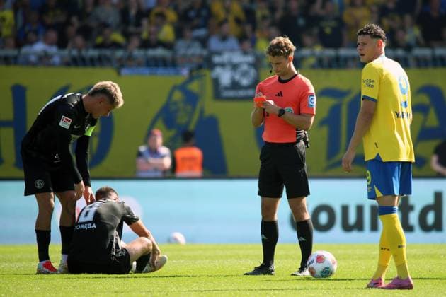 20 09 2025, xpfrx, Soccer 2 Bundesliga, Eintracht Braunschweig SV Elversberg v l Lukas Pinckert SV Elversberg Lukasz Poreba SV Elversberg Referee Referee Jarno Wienefeld Hamburg Erencan Yardimici Eintracht Braunschweig DFL DFB REGULATIONS PROHIBIT ANY USE OF PHOTOGRAPHS as IMAGE SEQUENCES and or QUASI VIDEO Braunschweig