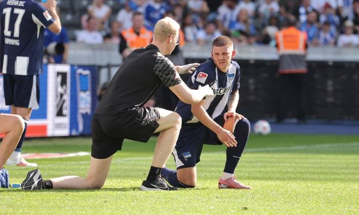 Dawid Kownacki injured on the head Sport Football Soccer DFL 2 Bundesliga Men 6 Matchday Season 2025 2026 20 09 2025 Hertha BSC Berlin vs SC Paderborn SCP DFL regulations prohibit any use of photographs as image sequences and or quasi video