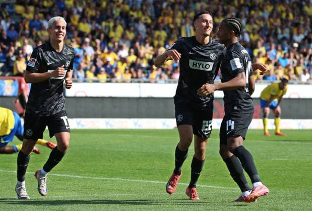 20 09 2025, xpfrx, Soccer 2 Bundesliga, Eintracht Braunschweig SV Elversberg v l Frederik Schmahl, Younes Eboutalib, Jarzinho Malanga Elversberg celebrate the goal to 1 3 DFL DFB REGULATIONS PROHIBIT ANY USE OF PHOTOGRAPHS as IMAGE SEQUENCES and or QUASI VIDEO Braunschweig