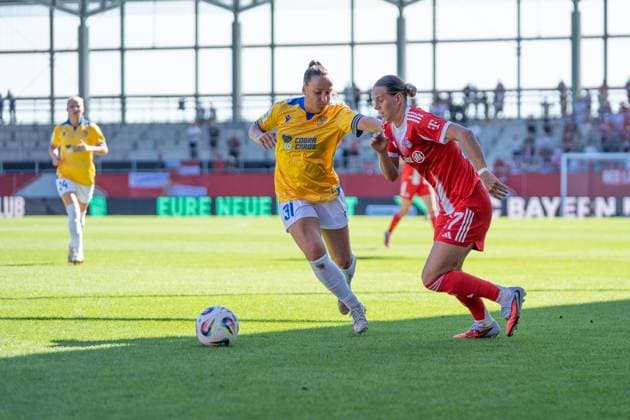 Nelly Juckel 31 Jena and Klara Bühl 17 FC Bayern in action at the Google Pixel Womens Bundesliga match FC Bayern Munich FC Carl Zeiss Jena on 20 09 2025 Munich FC Bayern Campus Bayern Germany