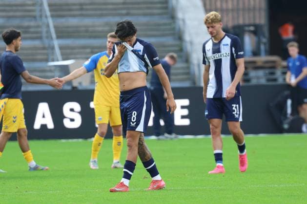 2 Soccer Bundesliga, Hertha BSC SC Paderborn Kevin Sessa Hertha BSC 8 , disappointed, right Márton Dárdai Hertha BSC 31 , during the match in the 2 Soccer Bundesliga, Hertha BSC SC Paderborn in Berlin, Olympiastadion, on 20 09 2025 DFB regulations prohibit any use of photographs as image sequences and or quasi video Copyright: xBEAUTIFULxSPORTS Frankex