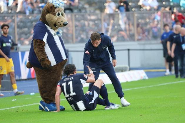 2 Soccer Bundesliga, Hertha BSC SC Paderborn Fabian Reese Hertha BSC 11 disappointed, on the ground, next to mascot Herthino, during the match in the 2 Soccer Bundesliga, Hertha BSC SC Paderborn in Berlin, Olympiastadion, on 20 09 2025 DFB regulations prohibit any use of photographs as image sequences and or quasi video Copyright: xBEAUTIFULxSPORTS Frankex