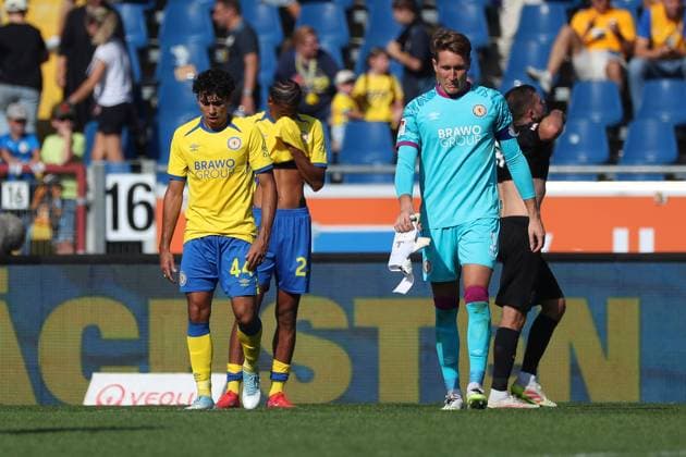 Braunschweig vs Elversberg, 2 BL Braunschweig, 20 09 2025, FUßBALL Eintracht Braunschweig vs SV Elversberg, 2 BL, Season 2025 26 Johan Gomez Eintracht Braunschweig , Goalkeeper Ron Thorben Hoffmann Eintracht Braunschweig , Braunschweig