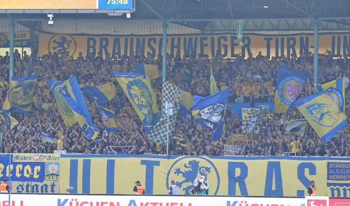 20 09 2025, xpfrx, Soccer 2 Bundesliga, Eintracht Braunschweig SV Elversberg Fans Braunschweig in the home block support their team DFL DFB REGULATIONS PROHIBIT ANY USE OF PHOTOGRAPHS as IMAGE SEQUENCES and or QUASI VIDEO Braunschweig
