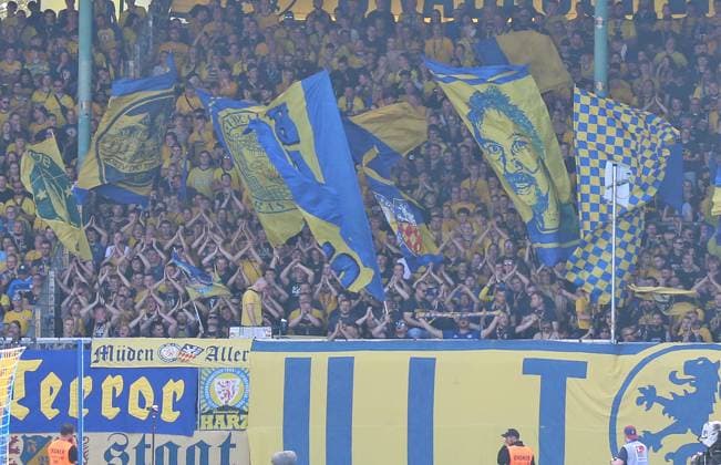 20 09 2025, xpfrx, Soccer 2 Bundesliga, Eintracht Braunschweig SV Elversberg Fans Braunschweig in the home block support their team DFL DFB REGULATIONS PROHIBIT ANY USE OF PHOTOGRAPHS as IMAGE SEQUENCES and or QUASI VIDEO Braunschweig