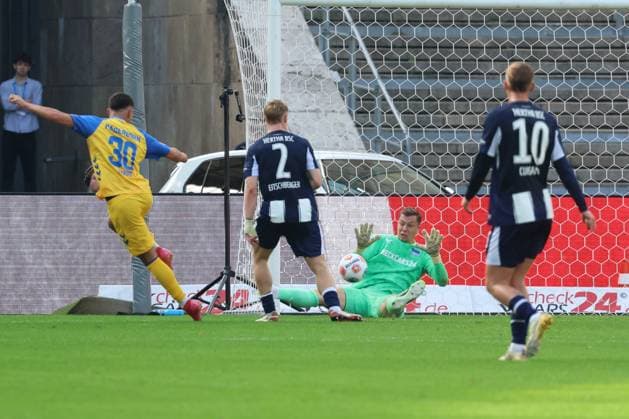 2 Soccer Bundesliga, Hertha BSC SC Paderborn Goalkeeper Tjark Ernst Hertha BSC 1 stops a shot on goal by Stefano Marino SC Paderborn 07 30 , in the center Julian Eitschberger Hertha BSC 2 , during the match in the 2 Soccer Bundesliga, Hertha BSC SC Paderborn in Berlin, Olympiastadion, on 20 09 2025 DFB regulations prohibit any use of photographs as image sequences and or quasi video Copyright: xBEAUTIFULxSPORTS Frankex