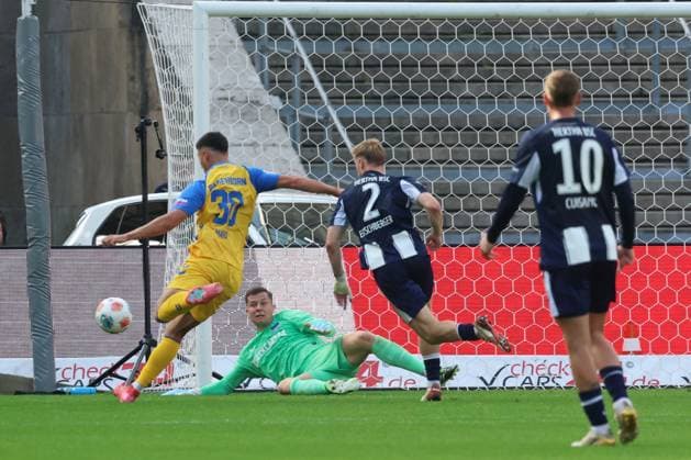 2 Soccer Bundesliga, Hertha BSC SC Paderborn Goalkeeper Tjark Ernst Hertha BSC 1 stops a shot on goal by Stefano Marino SC Paderborn 07 30 , in the center Julian Eitschberger Hertha BSC 2 , during the match in the 2 Soccer Bundesliga, Hertha BSC SC Paderborn in Berlin, Olympiastadion, on 20 09 2025 DFB regulations prohibit any use of photographs as image sequences and or quasi video Copyright: xBEAUTIFULxSPORTS Frankex