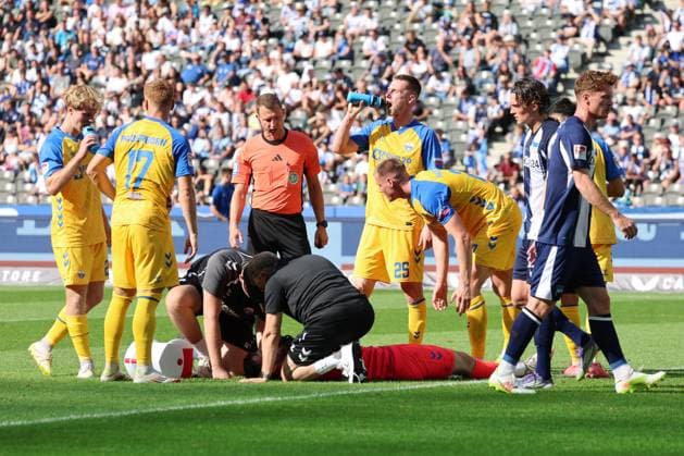2 Soccer Bundesliga, Hertha BSC SC Paderborn Goalkeeper Dennis Seimen SC Paderborn 07 41 injured on the ground, after collision with Dawid Kownacki Hertha BSC 9 , during the match in the 2 Soccer Bundesliga, Hertha BSC SC Paderborn in Berlin, Olympiastadion, on 20 09 2025 DFB regulations prohibit any use of photographs as image sequences and or quasi video Copyright: xBEAUTIFULxSPORTS Frankex