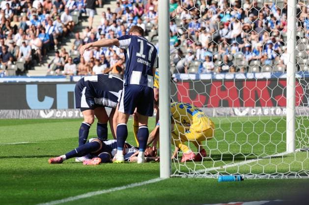 2 Soccer Bundesliga, Hertha BSC SC Paderborn Dawid Kownacki Hertha BSC 9 injured on the ground, after collision with goalkeeper Dennis Seimen SC Paderborn 07 41 , Sebastian Grønning Hertha BSC 17 and Raphael Obermair SC Paderborn 07 23 stand with him, during the match in the 2 Soccer Bundesliga, Hertha BSC SC Paderborn in Berlin, Olympiastadion, on 20 09 2025 DFB regulations prohibit any use of photographs as image sequences and or quasi video Copyright: xBEAUTIFULxSPORTS Frankex
