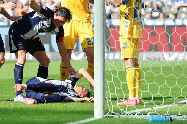 2 Soccer Bundesliga, Hertha BSC SC Paderborn Dawid Kownacki Hertha BSC 9 injured on the ground, after collision with goalkeeper Dennis Seimen SC Paderborn 07 41 , Fabian Reese Hertha BSC 11 stands with him, during the match in the 2 Soccer Bundesliga, Hertha BSC SC Paderborn in Berlin, Olympiastadion, on 20 09 2025 DFB regulations prohibit any use of photographs as image sequences and or quasi video Copyright: xBEAUTIFULxSPORTS Frankex