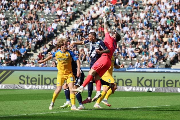 2 Soccer Bundesliga, Hertha BSC SC Paderborn Collision between Dawid Kownacki Hertha BSC 9 and goalkeeper Dennis Seimen SC Paderborn 07 41 , the Berlin player has to be replaced, left Mattes Hansen SC Paderborn 07 22 , during the match in the 2 Soccer Bundesliga, Hertha BSC SC Paderborn in Berlin, Olympiastadion, on 20 09 2025 DFB regulations prohibit any use of photographs as image sequences and or quasi video Copyright: xBEAUTIFULxSPORTS Frankex