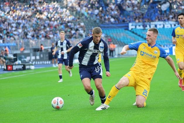 2 Soccer Bundesliga, Hertha BSC SC Paderborn Luca Schuler Hertha BSC 18 in a duel with Tjark Scheller SC Paderborn 07 25 , during the match in the 2 Soccer Bundesliga, Hertha BSC SC Paderborn in Berlin, Olympiastadion, on 20 09 2025 DFB regulations prohibit any use of photographs as image sequences and or quasi video Copyright: xBEAUTIFULxSPORTS Frankex